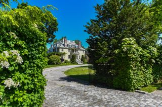 11 Mountain Spring Road, Farmington, CT 06032