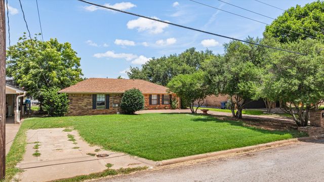 706 Tahiti Drive, Granbury, TX 76048