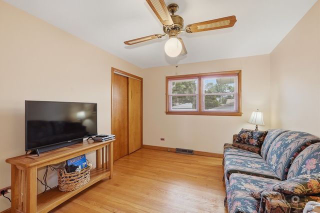 5233 Oak Center Drive, Oak Lawn, IL 60453