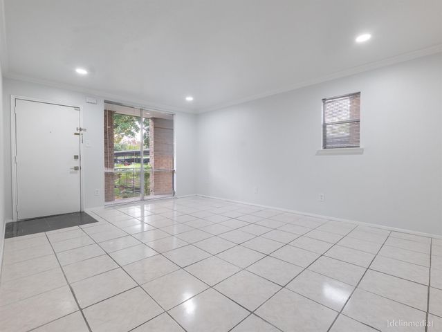 4643 Wild Indigo Street 393, Houston, TX 77027