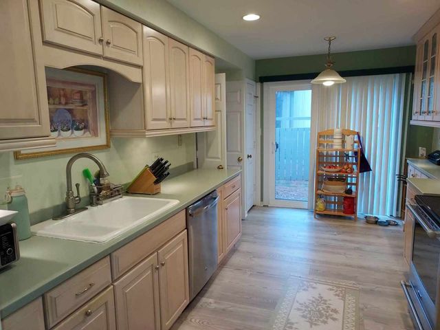 787 Oak Hill Road 467, Lake Barrington, IL 60010