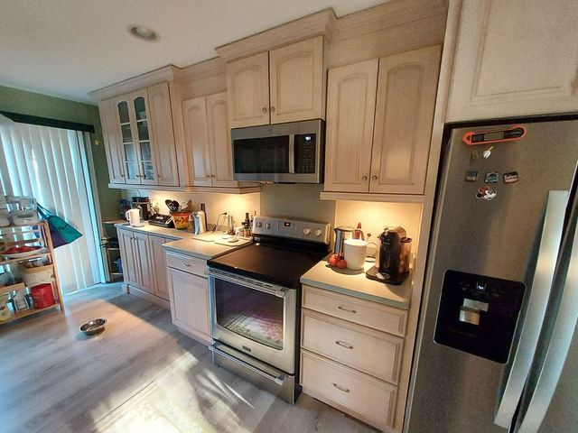 787 Oak Hill Road 467, Lake Barrington, IL 60010