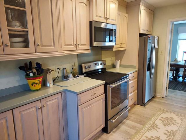 787 Oak Hill Road 467, Lake Barrington, IL 60010