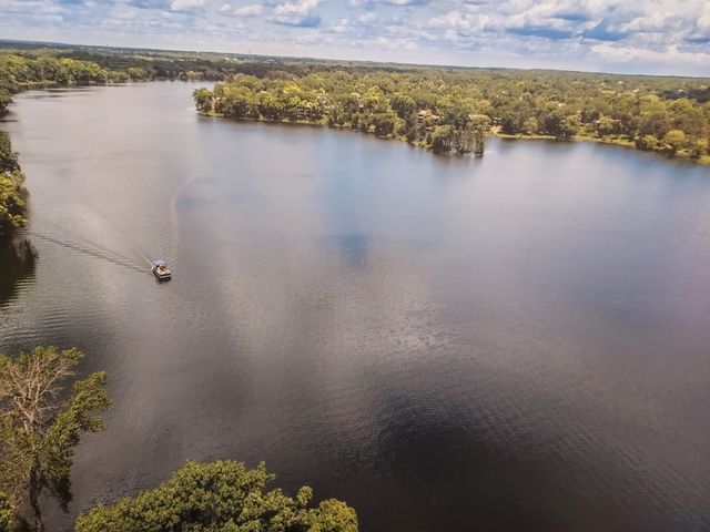 787 Oak Hill Road 467, Lake Barrington, IL 60010