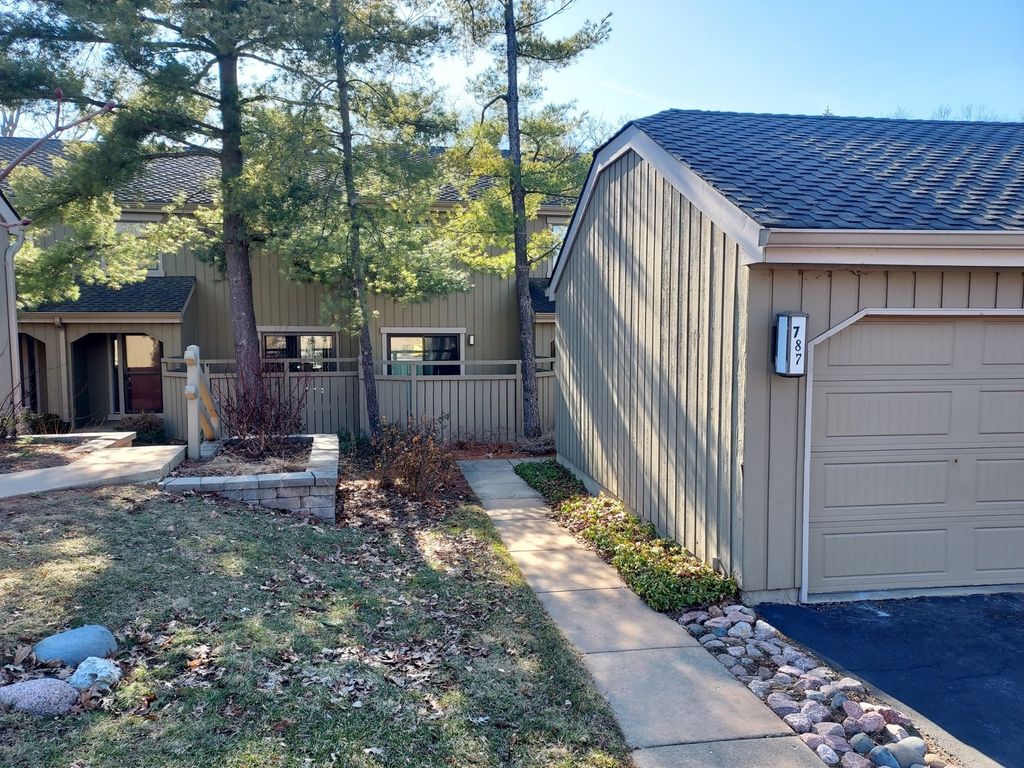 787 Oak Hill Road 467, Lake Barrington, IL 60010