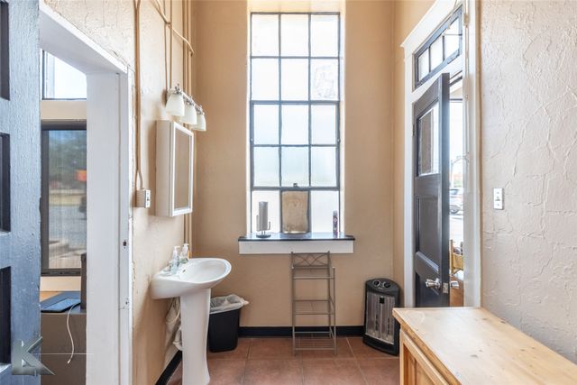 1305 S 1st Street, Abilene, TX 79602