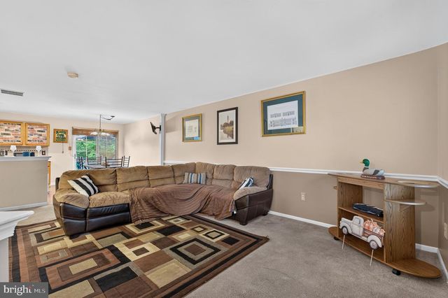 4 VERSAILLES CT, Newark, DE 19702