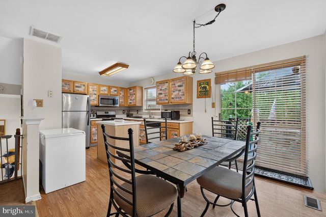 4 VERSAILLES CT, Newark, DE 19702