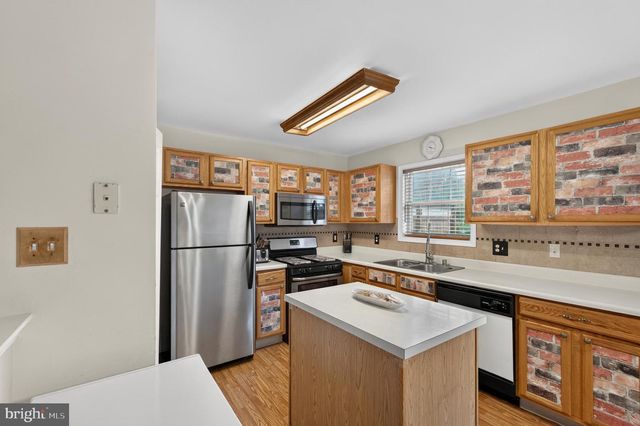 4 VERSAILLES CT, Newark, DE 19702