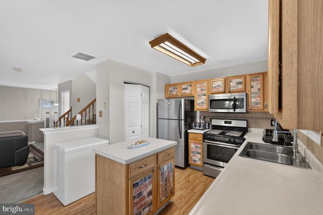 4 VERSAILLES CT, Newark, DE 19702