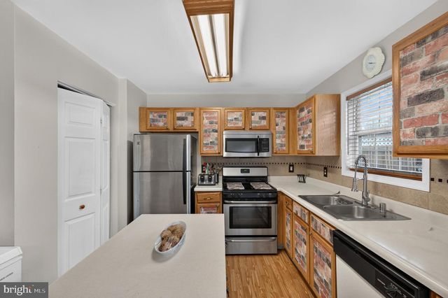 4 VERSAILLES CT, Newark, DE 19702