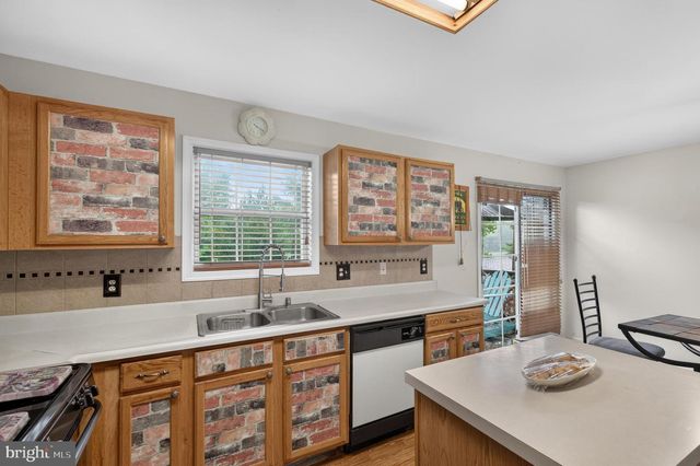 4 VERSAILLES CT, Newark, DE 19702