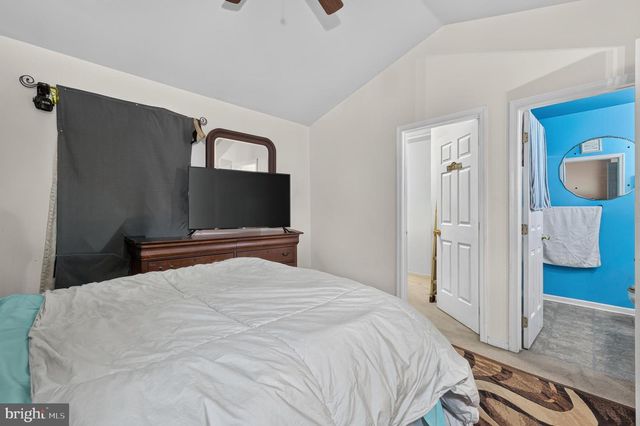 4 VERSAILLES CT, Newark, DE 19702