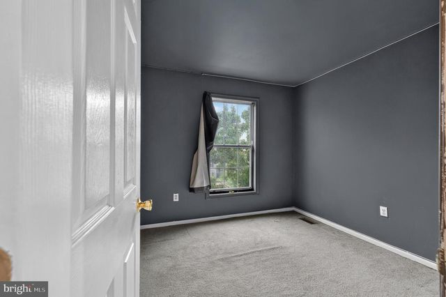 4 VERSAILLES CT, Newark, DE 19702