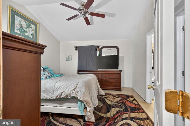 4 VERSAILLES CT, Newark, DE 19702