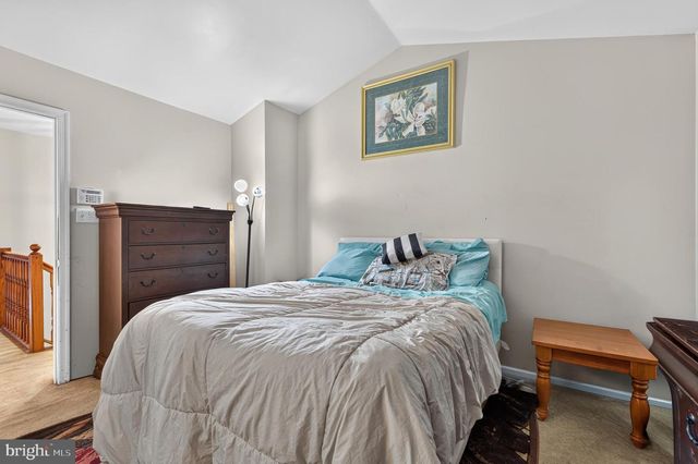 4 VERSAILLES CT, Newark, DE 19702