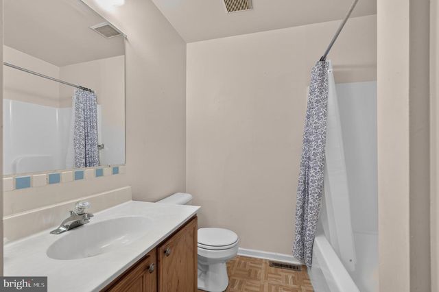 4 VERSAILLES CT, Newark, DE 19702