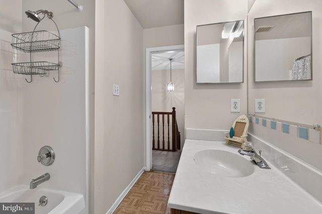 4 VERSAILLES CT, Newark, DE 19702