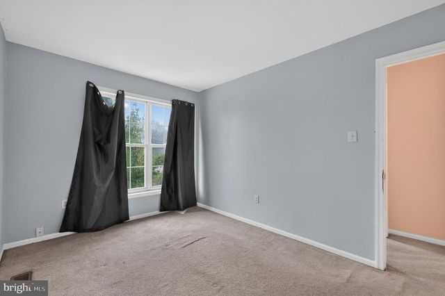 4 VERSAILLES CT, Newark, DE 19702