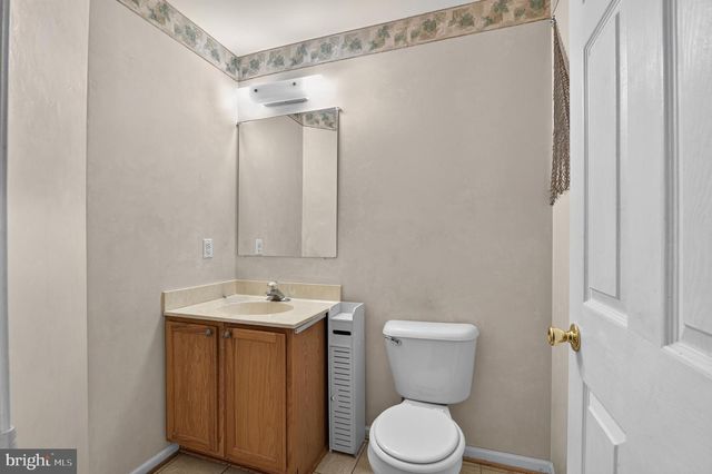 4 VERSAILLES CT, Newark, DE 19702