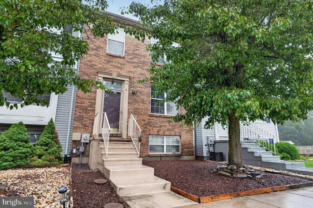 4 VERSAILLES CT, Newark, DE 19702