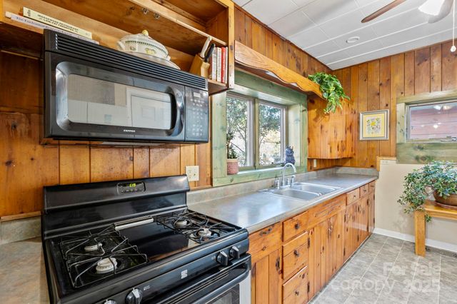 104 Enthoffer Street, Black Mountain, NC 28711