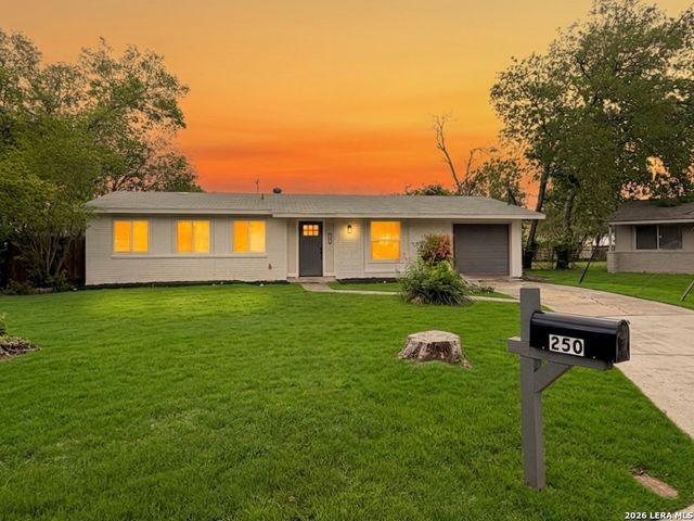 250 FLINTSTONE LN, Universal City, TX 78148