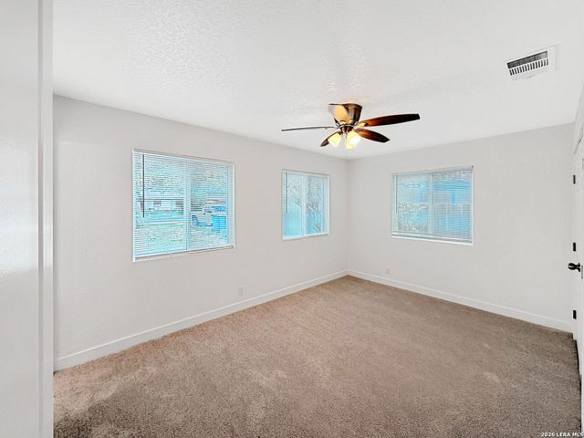 250 FLINTSTONE LN, Universal City, TX 78148