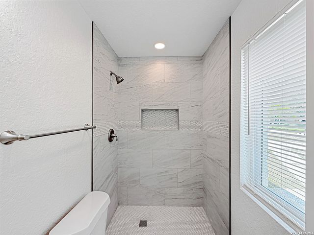 250 FLINTSTONE LN, Universal City, TX 78148