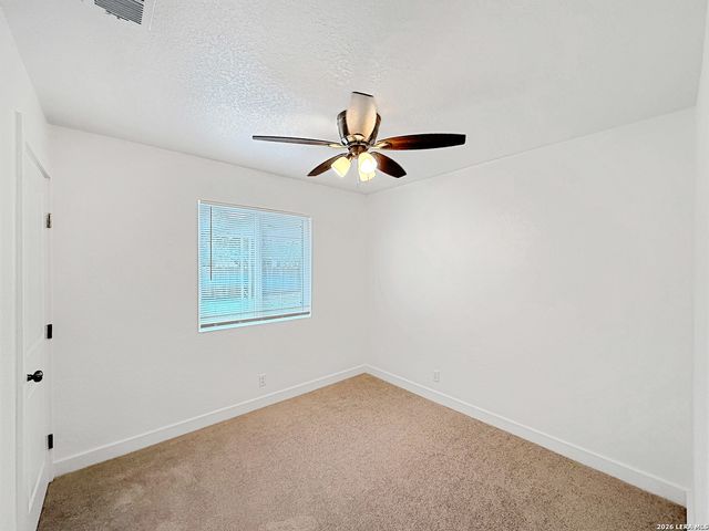 250 FLINTSTONE LN, Universal City, TX 78148