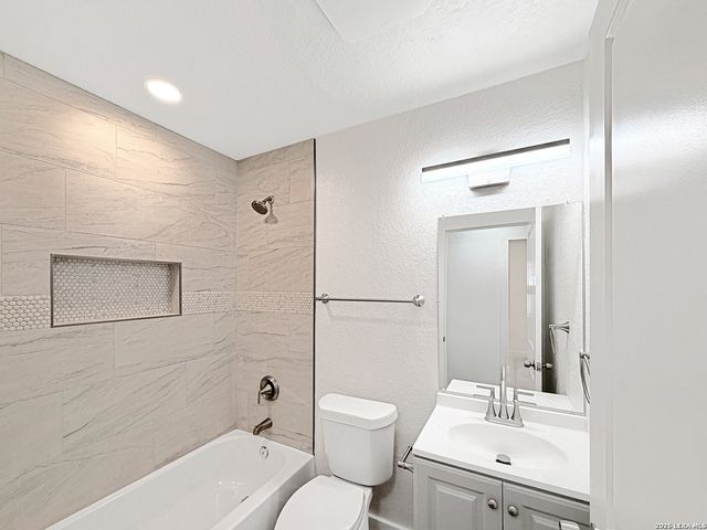 250 FLINTSTONE LN, Universal City, TX 78148