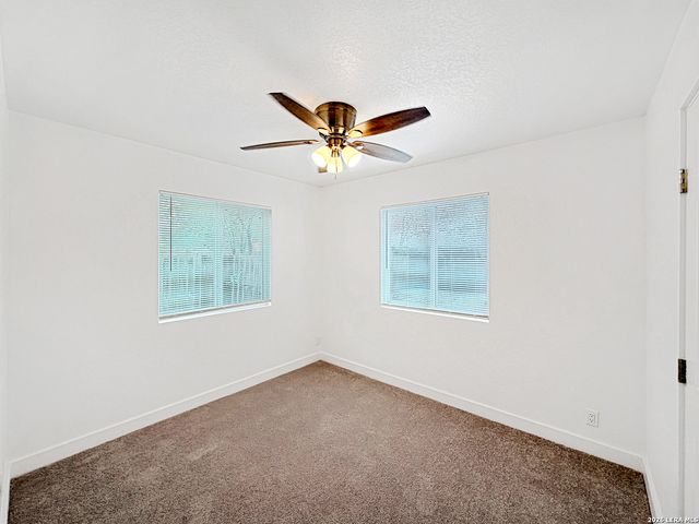 250 FLINTSTONE LN, Universal City, TX 78148