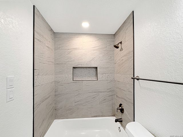 250 FLINTSTONE LN, Universal City, TX 78148