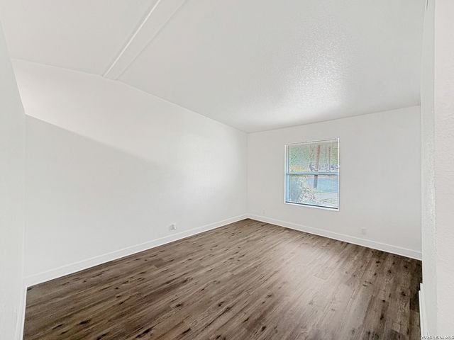 250 FLINTSTONE LN, Universal City, TX 78148