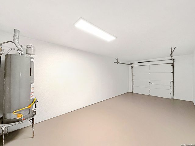 250 FLINTSTONE LN, Universal City, TX 78148