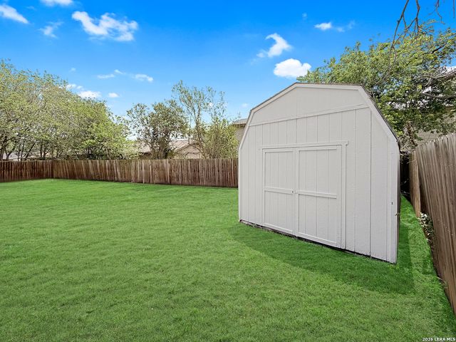 250 FLINTSTONE LN, Universal City, TX 78148