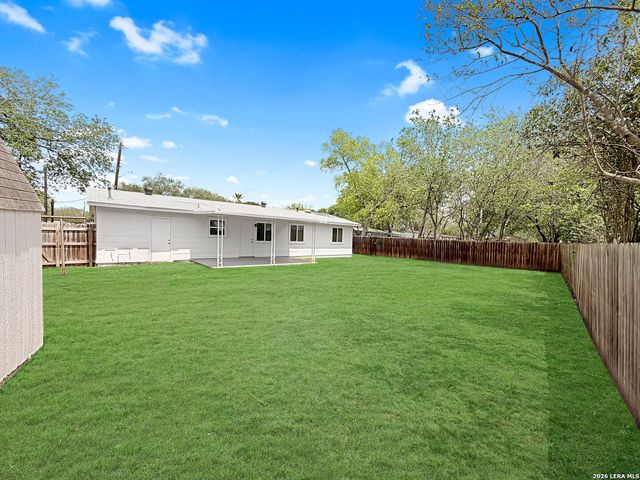 250 FLINTSTONE LN, Universal City, TX 78148