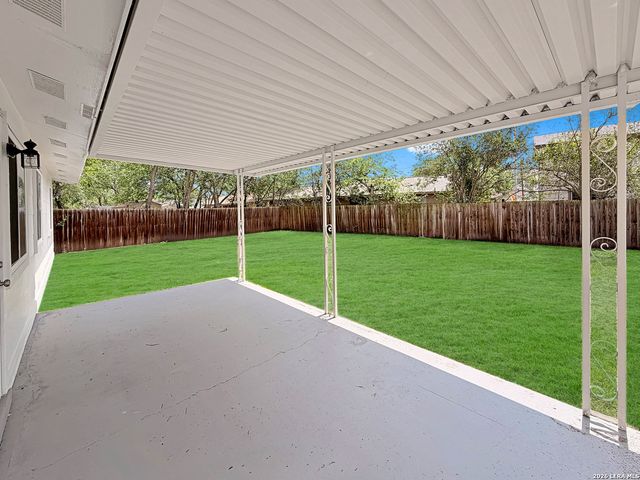 250 FLINTSTONE LN, Universal City, TX 78148