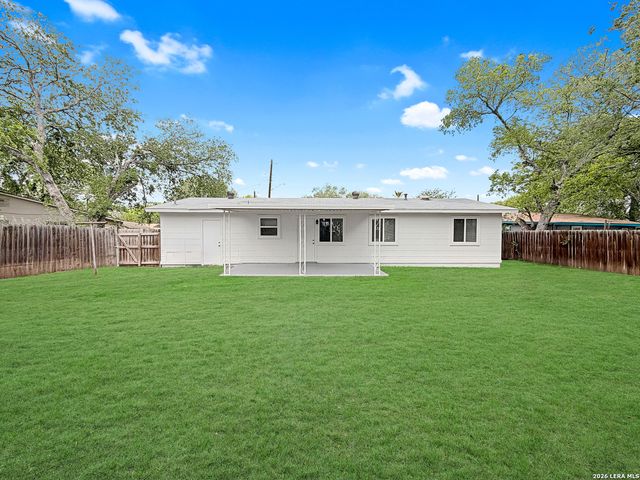 250 FLINTSTONE LN, Universal City, TX 78148