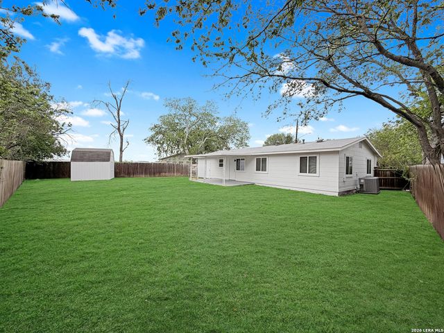 250 FLINTSTONE LN, Universal City, TX 78148