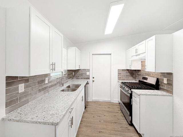 250 FLINTSTONE LN, Universal City, TX 78148