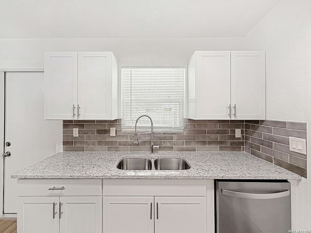 250 FLINTSTONE LN, Universal City, TX 78148