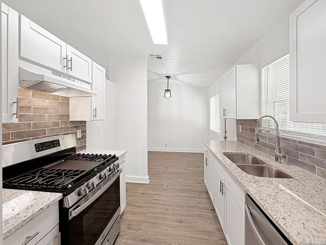 250 FLINTSTONE LN, Universal City, TX 78148