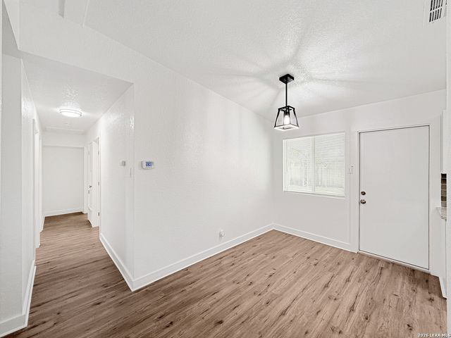 250 FLINTSTONE LN, Universal City, TX 78148