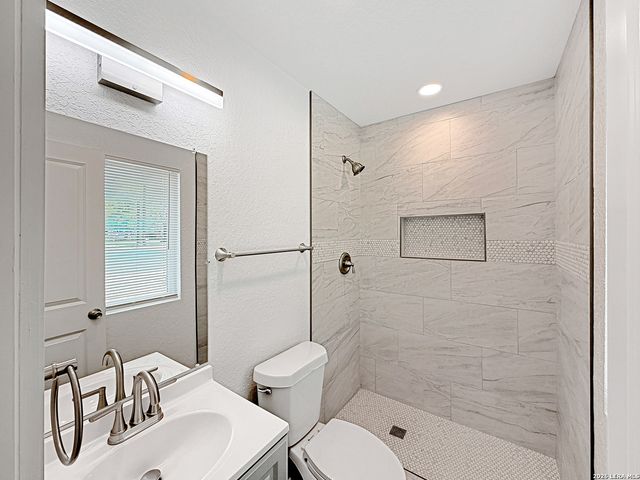 250 FLINTSTONE LN, Universal City, TX 78148