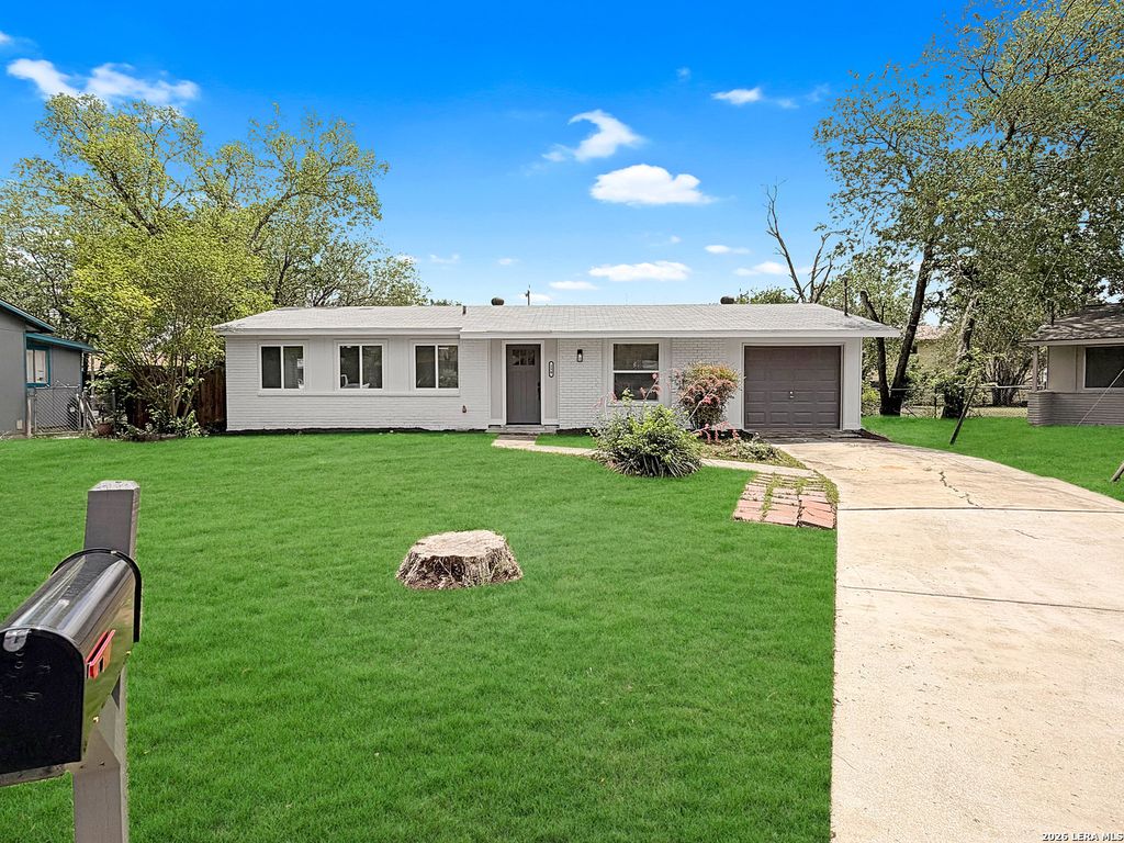 250 FLINTSTONE LN, Universal City, TX 78148