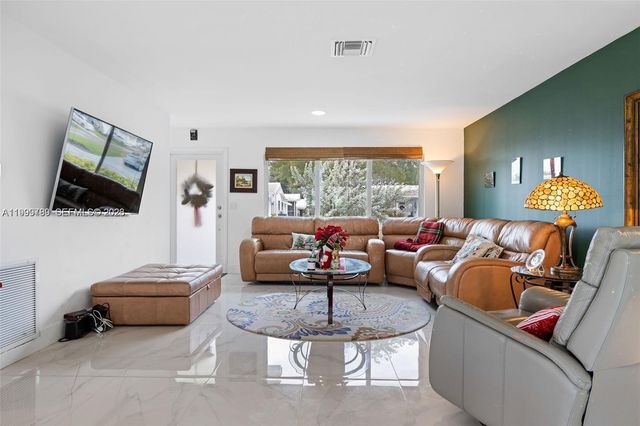 1086 NW 88th Way, Plantation, FL 33322