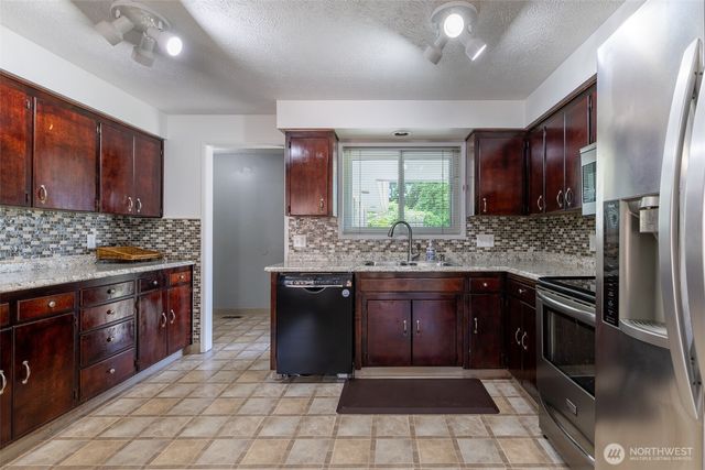 5211 W Myrtlewood Court, Spokane, WA 99208