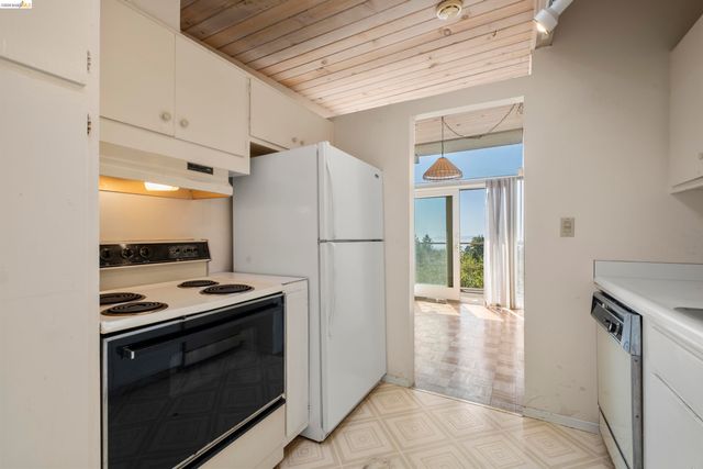 7279 Snake Rd, Oakland, CA 94611