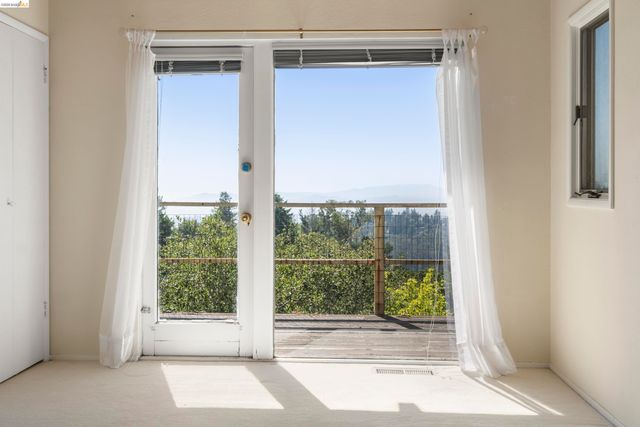 7279 Snake Rd, Oakland, CA 94611